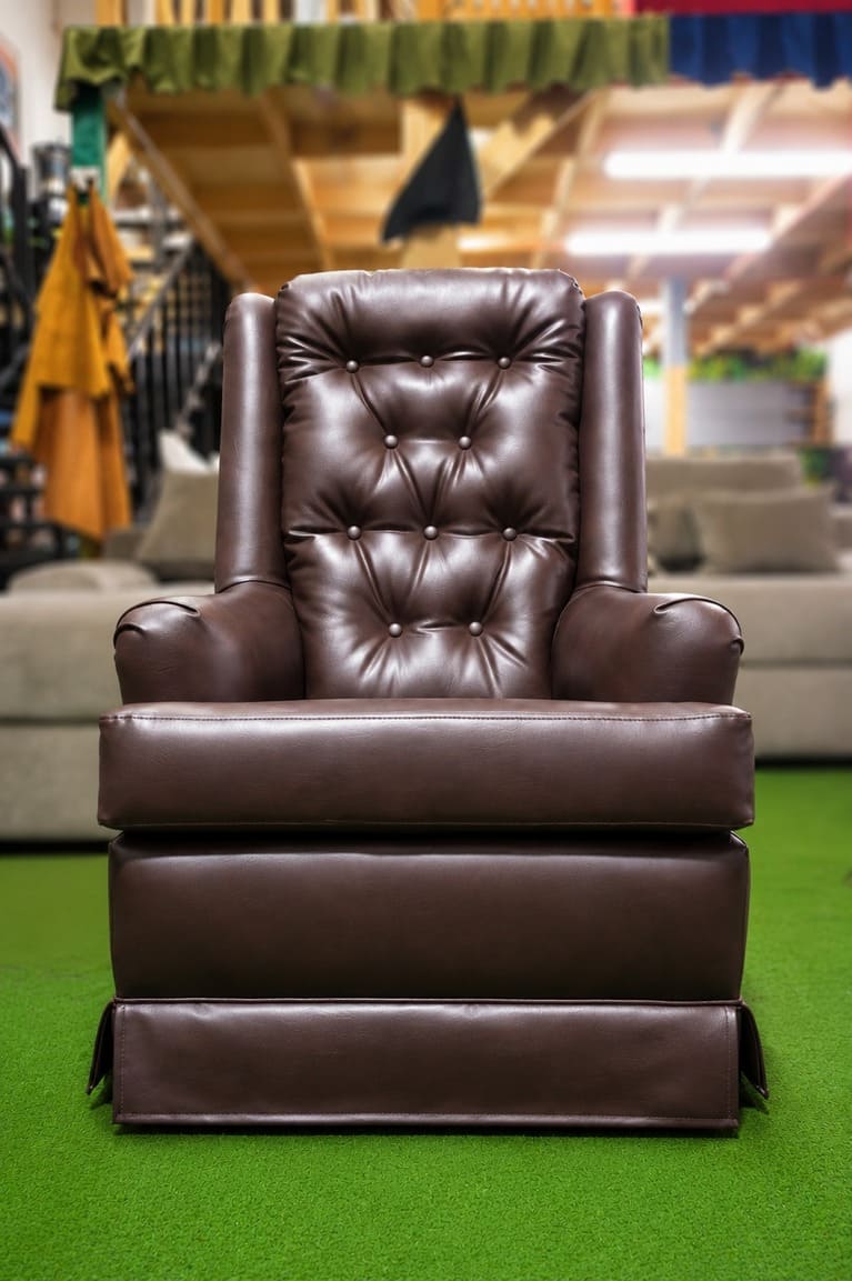 Bergère Kensington en cuero café con capitoné