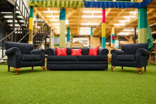 Muebles retapizados exhibidos en la empresa Retapizados y Restauración