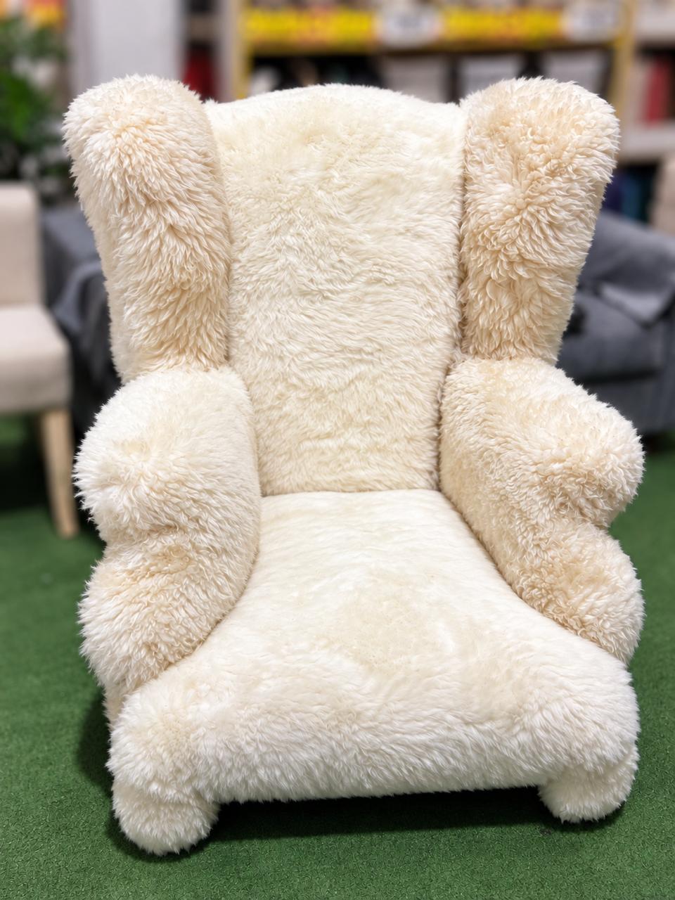 Sillón orejero retapizado en lana de oveja color marfil